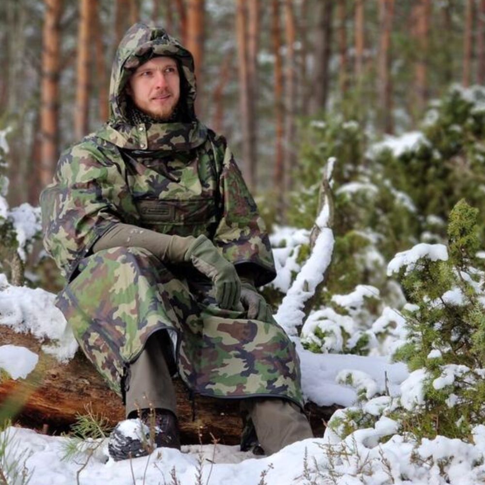 Bushmen HIDEOUT Thermo (Camo) sat in snow