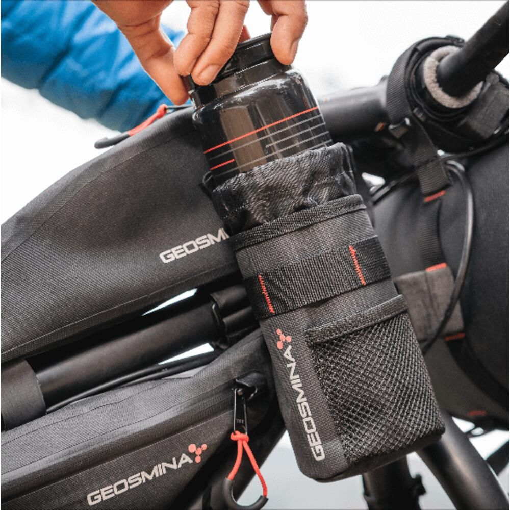 Bicycle water bottle holder with Geosmina branding attached to a bike.